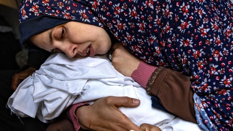 Майка, прегърнала мъртвото си дете след последните израелски въздушни удари в Рафа