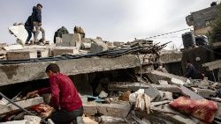 이스라엘군의 가자지구 라파 공습 이후 생존자 수색
