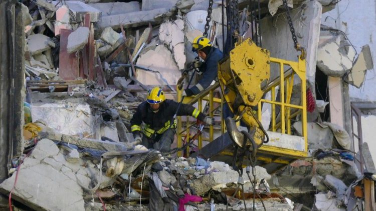 As equipes de resgate ucranianas continuam a limpar os destroços no local de um edifício residencial danificado após um ataque de drone russo um dia antes, na cidade de Odesa, no sul da Ucrânia, em 3 de março de 2024. EPA/IGOR TKACHENKO