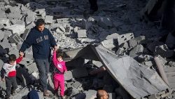 Los palestinos buscan supervivientes en Al Nuseirat tras los ataques aéreos israelíes sobre Gaza