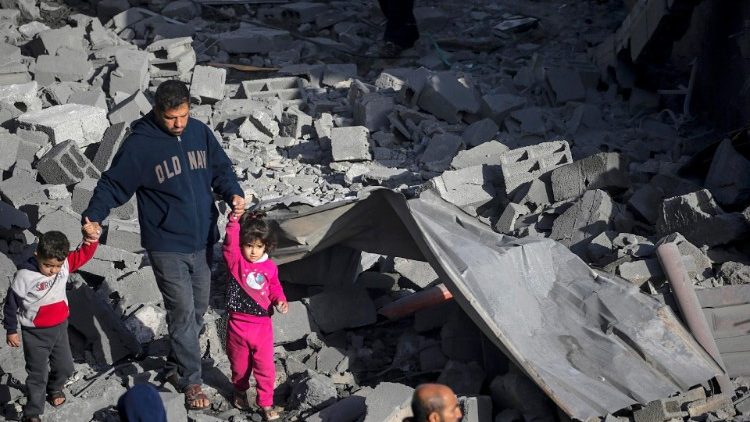 Los palestinos buscan supervivientes en Al Nuseirat tras los ataques aéreos israelíes sobre Gaza