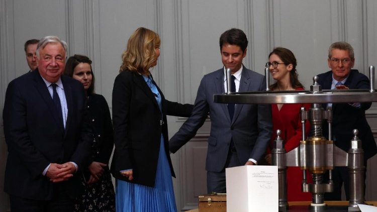 Parlamentspräsidentin Braun-Pivet mit Premierminister Attal nach dem Votum