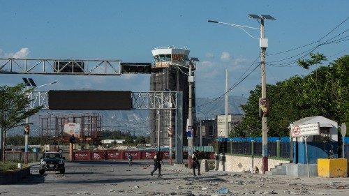 Haiti, caos e violenza: nuovi attacchi delle bande armate contro istituzioni pubbliche