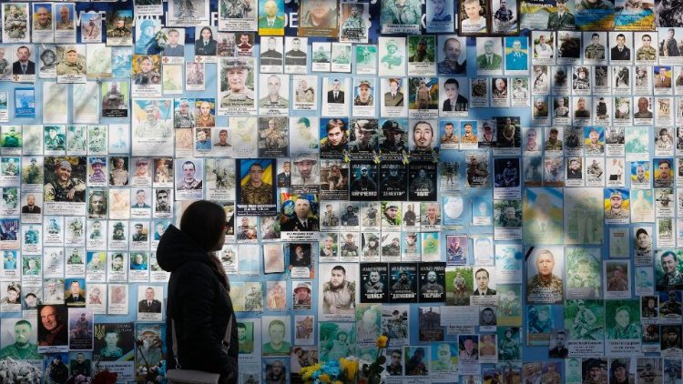 Uma mulher passa por um muro memorial dedicado aos defensores caídos da Ucrânia na guerra russo-ucraniana, no centro de Kiev, Ucrânia, em 5 de março de 2024, em meio à invasão russa. As tropas russas entraram na Ucrânia em fevereiro de 2022, iniciando um conflito que provocou destruição e uma crise humanitária. EPA/SERGEY DOLZHENKO
