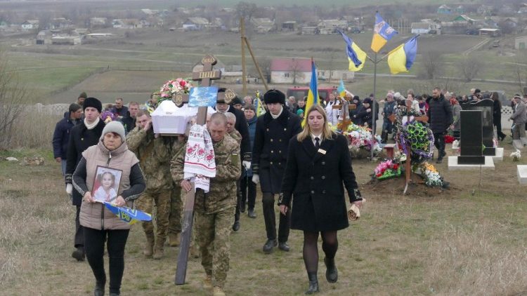Cerimônia fúnebre da família Kravets no assentamento Raukhovka, perto da cidade de Odessa, no sul da Ucrânia, em 5 de março de 2024. EPA/IGOR TKACHENKO