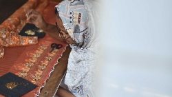 Mulher paquistanesa faz bordados artesanais como forma de ganhar a vida