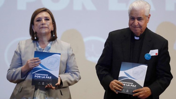 Monseñor Rogelio Cabrera, presidente de la CEM junto a la candidata Xóchitl Gálvez de la colaición opositora "Fuerza y corazón por México