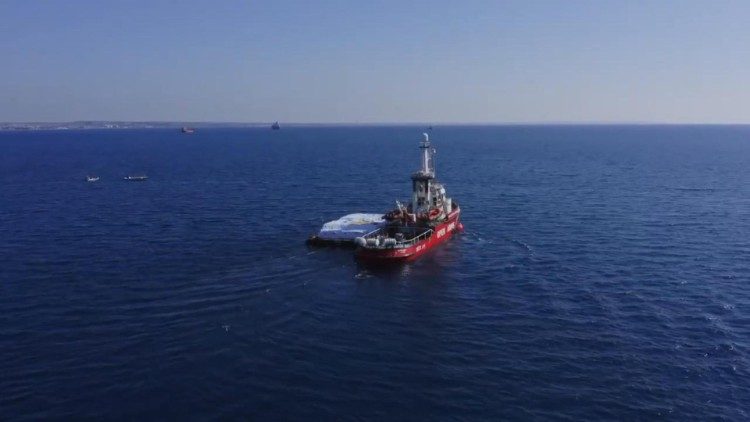 Das spanische Schiff Open Arms bricht mit Lebensmittelhilfe erstmals nach Gaza auf. © EPA