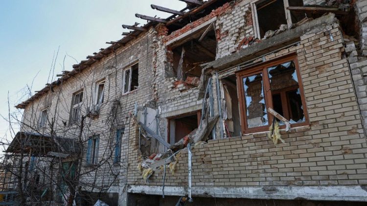 Um prédio danificado no assentamento Spartak, perto de Donetsk, Ucrânia controlada pela Rússia, 12 de março de 2024. EPA/ALESSANDRO GUERRA