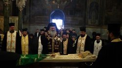 Започна преклонението пред тленните останки на Българския патриарх Неофит