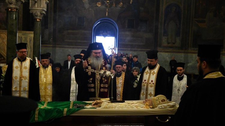 Започна преклонението пред тленните останки на Българския патриарх Неофит
