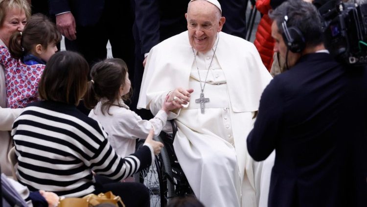Ferenc pápa 200 gyermeket köszöntött a vatikáni Gyermek Jézus kórházból az audiencián
