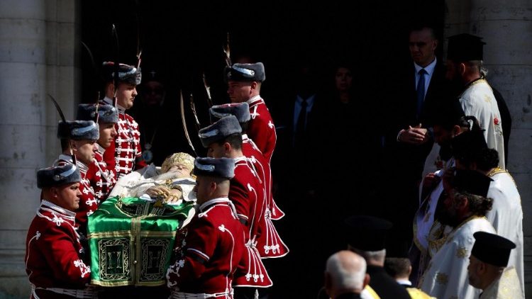 Des gardes portant le cercueil du défunt patriarche bulgare et métropolite de Sofia Néophyte, lors de la cérémonie funèbre à Sofia en Bulgarie, le 16 mars 2024.