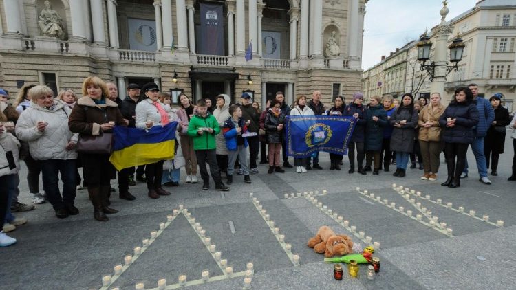 In Liviv gedenken Menschen Mitte März der Ukrainer, die vor zwei Jahren bei der Bombardierung des Theaters von Mariupol ums Leben gekommen sind