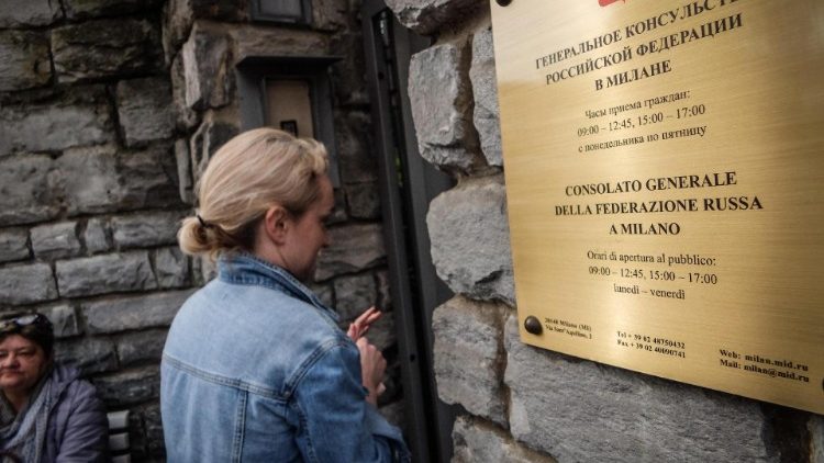 Una donna russa vota in Italia presso il consolato di Milano