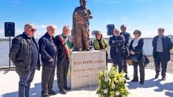Eine Statue, die zum Gedenken an Don Peppe Diana in Casal di Principe errichtet wurde