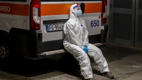 In una foto simbolo della pandemia, una infermiera si riposa sulla pedana di un'ambulanza al Gemelli di Roma: è il 12 novembre 2020 (Ansa)