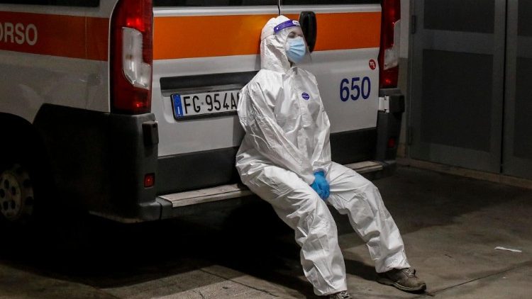 Em uma foto simbólica da pandemia, uma enfermeira descansa na plataforma de uma ambulância no Hospital Gemelli, em Roma: 12 de novembro de 2020 