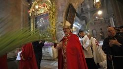  Kardinali Pizzaballa gjatë kremtimit të së Dielës së Larit, në Bazilikën e Varrit të Shenjtë