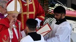 Il Papa celebra la messa delle Palme, 25mila fedeli a san Pietro
