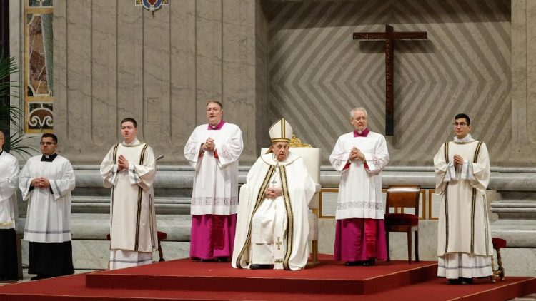 Papež Frančišek je na veliki četrtek vodil v baziliki sv. Petra krizmeno mašo.