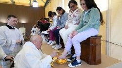 Ferenc pápa a római Rebibbia börtön női foglyainak lábát mosta meg Nagycsütörtökön este
