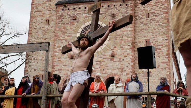 जर्मनी में क्रूसित येसु का एक दृश्य