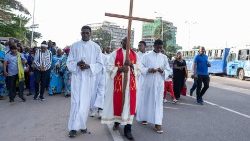  Besimtarët kremtojnë të Premten e Madhe në Kinshasa