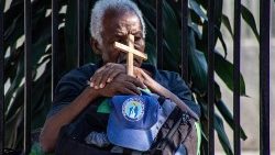 Ein Mann betet am Karfreitag in Port-au-Prince