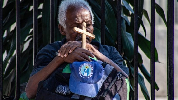 Ein Mann betet am Karfreitag in Port-au-Prince