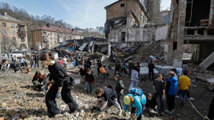 Kijów, oczyszczanie miejsc po rosyjskich ostrzałach z gruzów przez wolontariuszy, 30 marca 2024