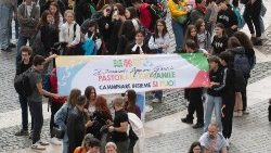 Jeunes pèlerins italiens lors du Regina Caeli le 14 avril 2024
