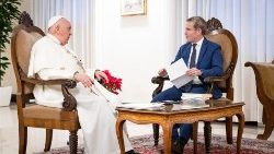 Pāvests Francisks intervijas laikā ar žurnālistu Havieru Martinezu Brokalu