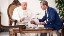 »El Sucesor« (Naslednik), je knjiga intervju s papežem Frančiškom časnikarja Javiera Martíneza-Brocala.