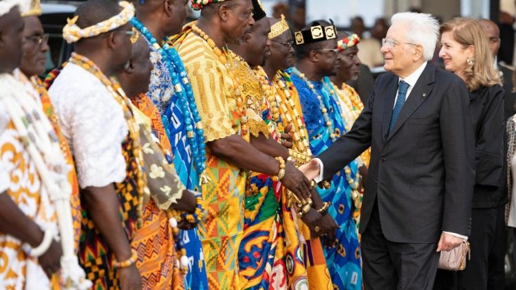 Rais Mattarella mara alipowasili Ivory Coast na kulakiwa uwanja wa Ndege