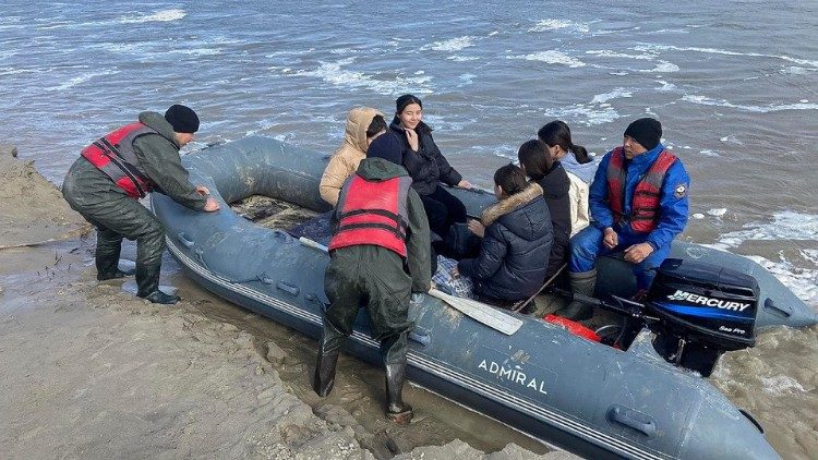 Спасатели эвакуируют жителей из зоны затопления в Карачаганаке, Западно-Казахстанская область