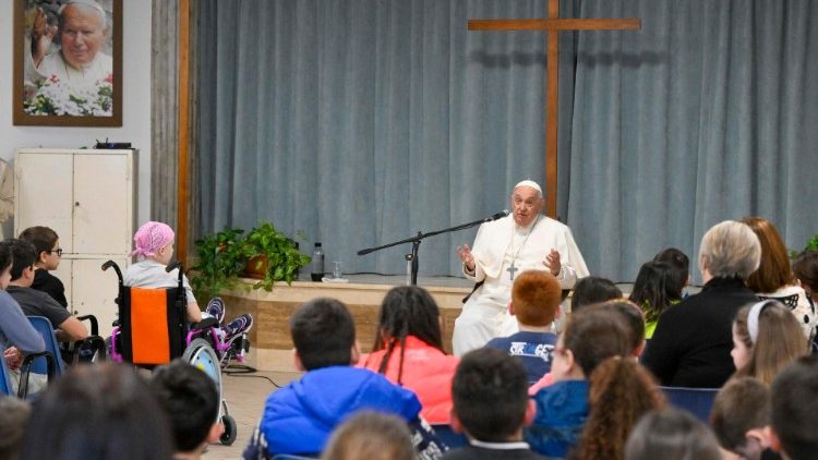 البابا فرنسيس يفتتح مدرسة الصلاة مع ٢٠٠ طفل في رعية في ضواحي روما