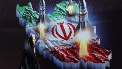 Une femme iranienne devant une affiche anti-israélienne en Iran. 