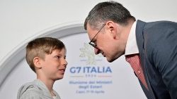 Der ukrainische Außenminister Dmytro Kuleba trifft ein ukrainisches Kind in Italien
