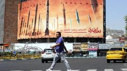 Cartelloni anti-israeliani a Teheran in seguito alle esplosioni intorno alla città centrale di Isfahan