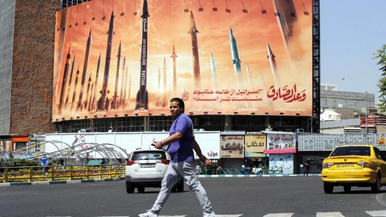 Vallas publicitarias antiisraelíes en Teherán tras las explosiones en los alrededores de la ciudad central de Isfahán