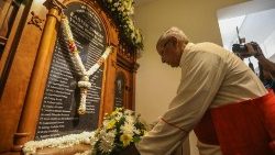 Il cardinale arcivescovo di Colombo, Ranjith, in preghiera al monumento che ricorda gli attacchi del 2019