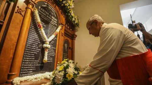 El cardenal arzobispo de Colombo, Ranjith, rezando ante el monumento que conmemora los atentados de 2019