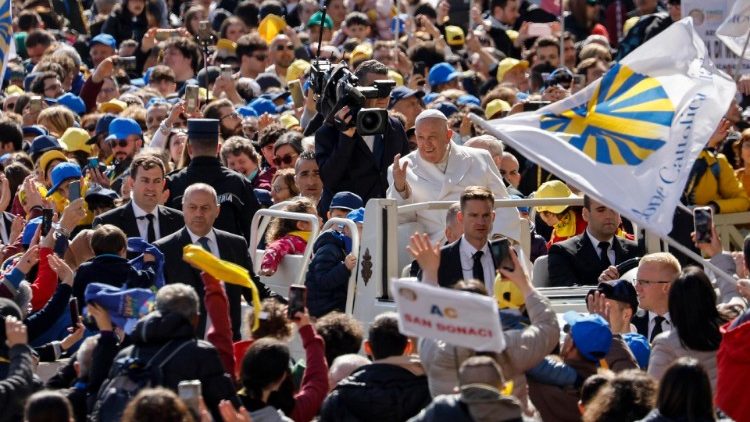 Il Papa giunto a piazza San Pietro, incontra Azione Cattolica