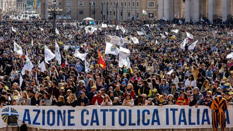 Il Papa giunto a piazza San Pietro, incontra Azione Cattolica