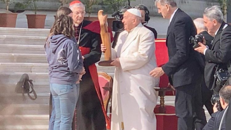 Jugendliche mit ein besonderen Geschenk beim Papst-Besuch in Venedig