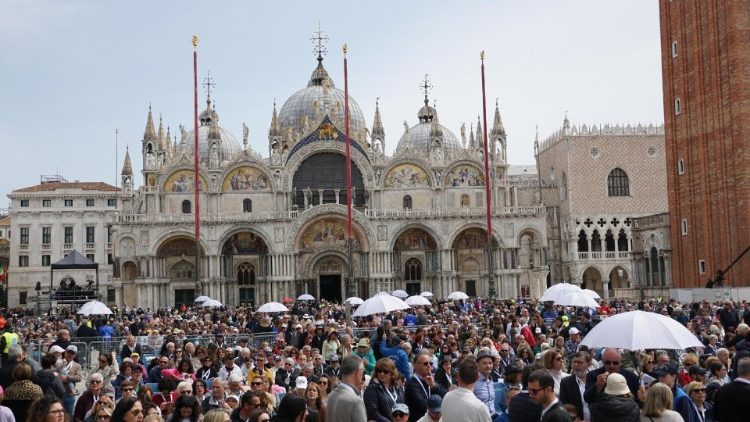  Blick auf den Markusplatz in Venedig, auf dem Papst Franziskus die Schlussmesse hielt
