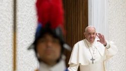 Der Papst und ein Schweizergardist im Dienst