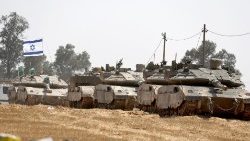 इज़रायली सेनाएँ राफ़ाह के पास इज़रायल-गाजा सीमा पर एकत्र हुईं