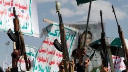 Demo bewaffneter Huthi gegen die USA und Israel und in Solidarität mit dem palästinensischen Volk in Sana'a, Jemen, am 3. Mai 2024